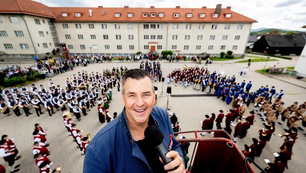 Marc Pircher performed his hit "Sieben Sünden" in Weitra together with around 500 brass musicians. (Bild: Imre Antal)