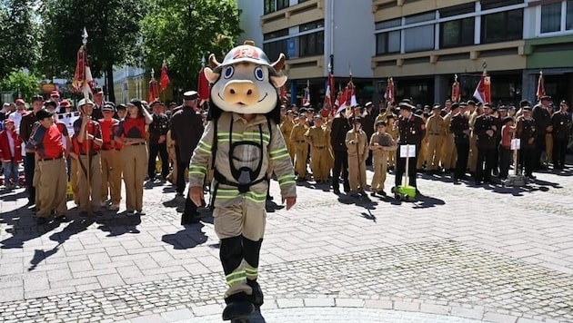 Maskottchen Brandy marschiert voraus. (Bild: Feuerwehr Saalfelden)