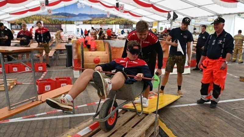 Gute Stimmung bei Bewerben im Festzelt (Bild: Feuerwehr Saalfelden)