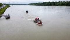 Die Feuerwehr rückte mit Booten aus, um die Sportler zu retten. (Bild: TEAM FOTOKERSCHI.AT / SIMON BRANDSTÄTTER)