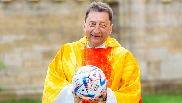 Joe Reisenhofer loves soccer - and unusual church services (Bild: Zauberbilder)