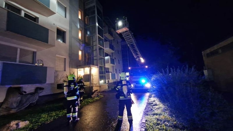 Mit einer Drehleiter konnten die Feuerwehren die betroffene Wohnung auskundschaften. (Bild: Bereichsfeuerwehrverband Leoben)