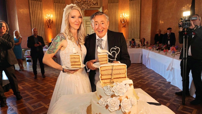 The Lugners' wedding cake was decorated with white roses and doves. (Bild: Tuma Alexander)