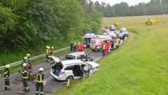 Zwei Hubschrauber und sechs Rettungsautos waren im Einsatz. (Bild: Manfred Fesl)