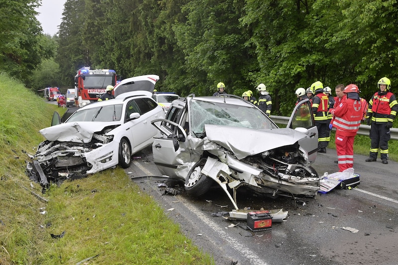 Kazaya karışan araçlardan ikisi tamamen tahrip oldu. (Bild: Manfred Fesl)