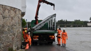 Die Feuerwehr Schärding baute Samstagnachmittag den mobilen Hochwasserschutz auf.