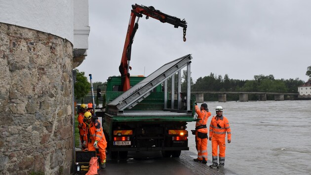 Die Feuerwehr Schärding baute Samstagnachmittag den mobilen Hochwasserschutz auf. (Bild: FF Schärding)