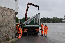 Die Feuerwehr Schärding baute Samstagnachmittag den mobilen Hochwasserschutz auf. (Bild: FF Schärding)