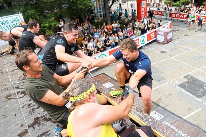 Groß und Klein überwältigen beim Grazathlon aufregende Hindernisse in der Murmetropole.