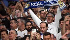 Einige Real-Fans können ihr Team doch nicht in London anfeuern, da sie in Madrid gestrandet sind.  (Bild: AFP/APA/JAVIER SORIANO)