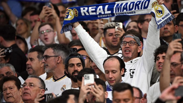 Einige Real-Fans können ihr Team doch nicht in London anfeuern, da sie in Madrid gestrandet sind.  (Bild: AFP/APA/JAVIER SORIANO)