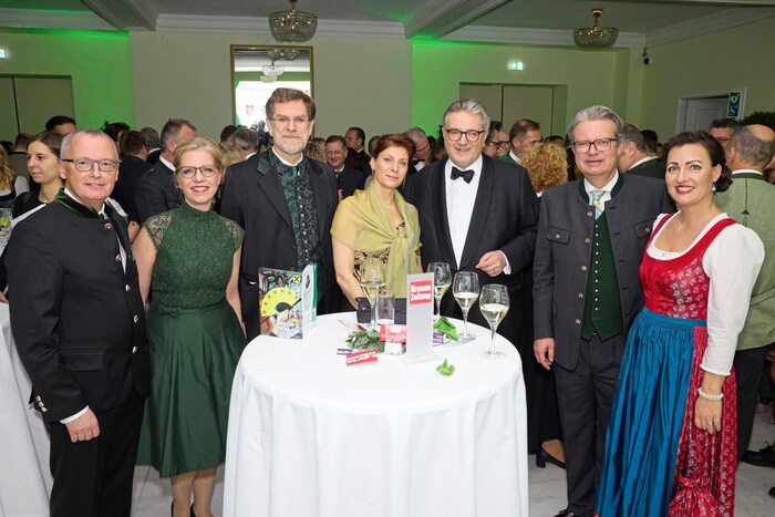 Governor Christopher Drexler and City Councillor Peter Hacker (pictured here at the Styrian Ball 2024 with their wives) actually get on quite well. But the Styrian doesn't want to be accused of "boyish dreams" - as is now the case with the national stadium issue - by the Viennese.