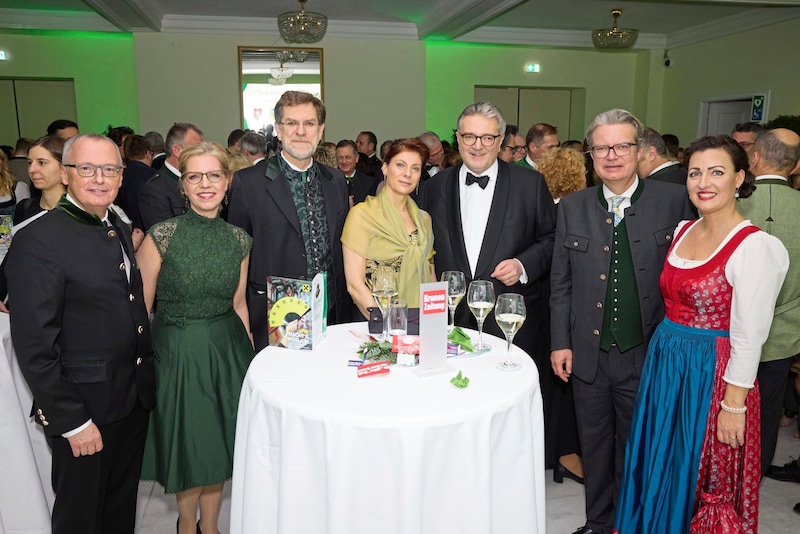 An sich verstehen sich Landeshauptmann Christopher Drexler und Stadtrat Peter Hacker (hier beim Steirerball 2024 mit ihren Frauen) ja recht gut. Aber „Bubenträume“ – wie jetzt in der Nationalstadion-Frage – mag sich der Steirer vom Wiener nicht nachsagen lassen. (Bild: Verein der Steirer in Wien / Ludwig Schedl)