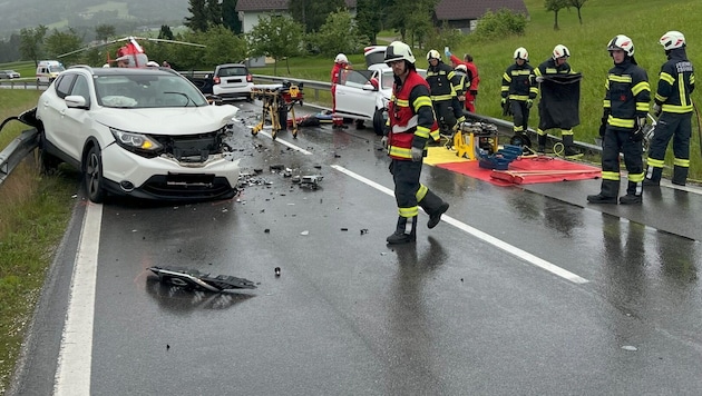 In einer leichten Kurve in Gschwandt kam es zur Kollision. (Bild: FF Gschwandt)