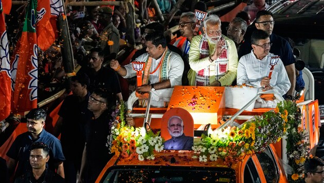 Modi hat sich zum Sieger ausgerufen. (Bild: AP ( via APA) Austria Presse Agentur/Bikas Das)