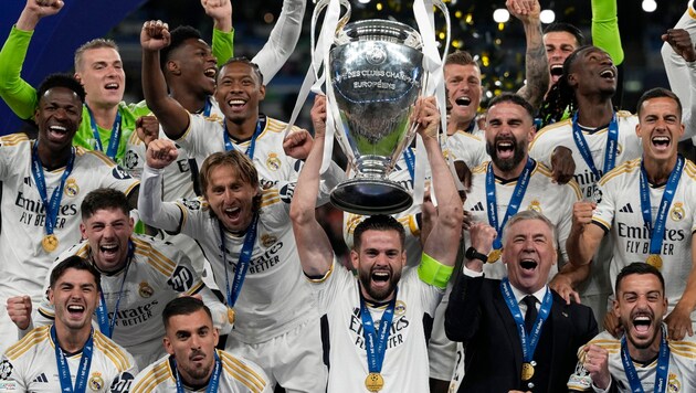 Real Madrid lift the trophy for the 15th time. (Bild: Copyright 2024 The Associated Press. All rights reserved)