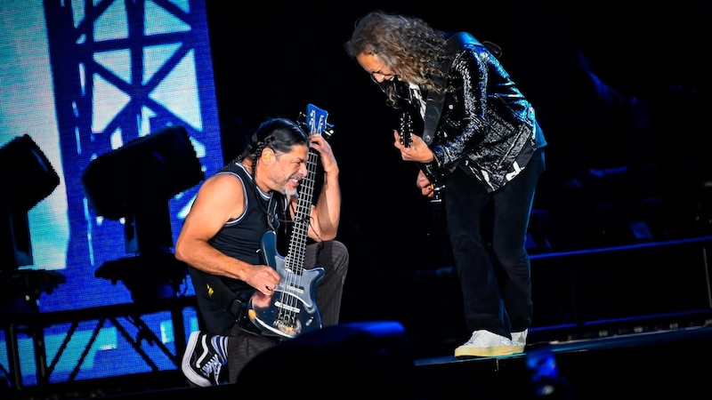 Rob Trujillo und Kirk Hammett stimmten beim „Racino Rocks“ einen Instrumentaljam von Falcos „Der Kommissar“ an. (Bild: Andreas Graf)