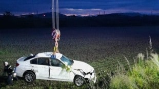 Das Fahrzeug wurde durch die Feuerwehr geborgen (Bild: Berufsfeuerwehr Klagenfurt)