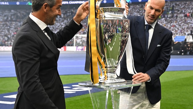 Nicht zu überserhen: Zinedine Zidanes Sakko ist falsch zugeknöpft.