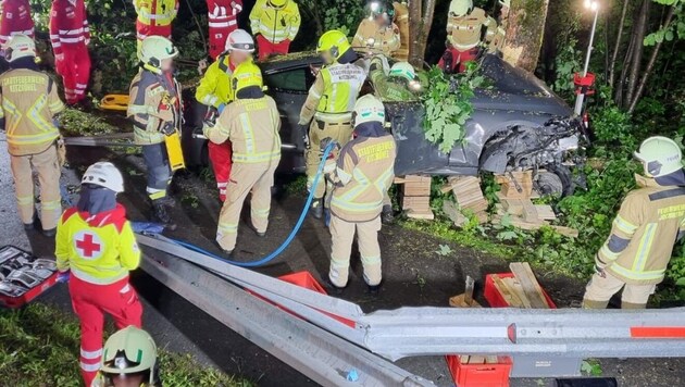 Çok sayıda acil servis ekibi gece boyunca kaza mahallindeydi. (Bild: ZOOM Tirol/Krone KREATIV)