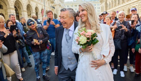 Richard Lugner und Simone Reiländer haben am Samstag Ja gesagt. Aber wie geht es nach der Hochzeit mit dem „Streichelzoo“ des Baumeisters weiter? (Bild: picturedesk.com/Starpix )