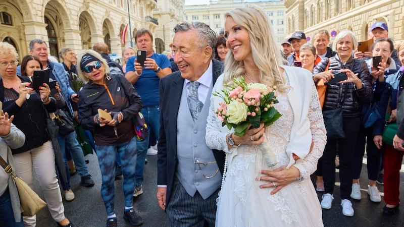 Bei seiner Hochzeit im Juni strahlte Richard Lugner noch mit seiner schönen Braut, „Bienchen“ Simone, um die Wette. (Bild: picturedesk.com/Starpix )