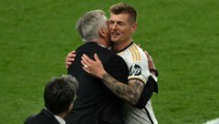 Carlo Ancelotti herzt Toni Kroos zum letzten Mal – oder doch nicht? (Bild: AFP or licensors)