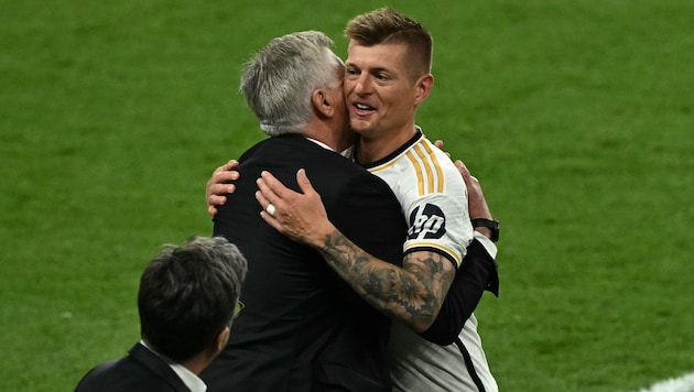 Carlo Ancelotti hugs Toni Kroos for the last time - or not? (Bild: AFP or licensors)