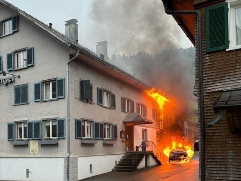 (Bild: AP ( via APA) Austria Presse Agentur/APA/FREIWILLIGE FEUERWEHR BEZAU)