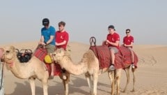 Pause muss sein. Experte Simon Dorrer mit dem Kärntner Elektroniker Georg Kelih (links), Kfz-Techniker David Gschaar und Schweißer Alexander Pfleger aus der Steiermark in Abu Dhabi. (Bild: Skills Austria)