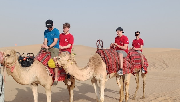 Pause muss sein. Experte Simon Dorrer mit dem Kärntner Elektroniker Georg Kelih (links), Kfz-Techniker David Gschaar und Schweißer Alexander Pfleger aus der Steiermark in Abu Dhabi. (Bild: Skills Austria)