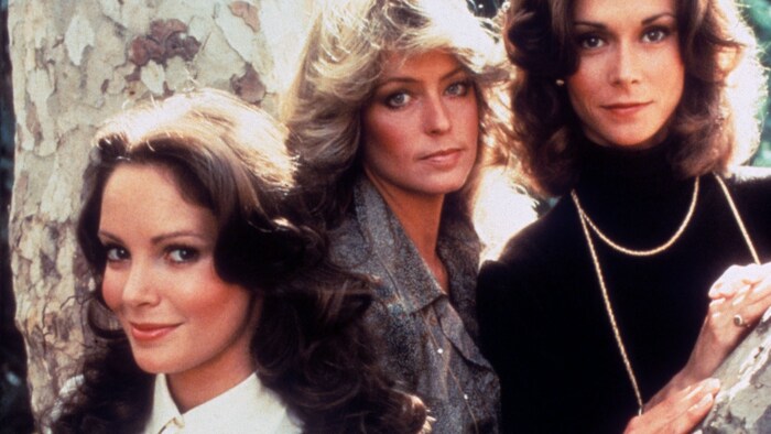 Jaclyn Smith (solda) "3 Angels for Charlie" dizisinde Farrah Fawcett ve Kate Jackson ile ...