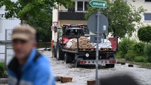 Der Ort Reichertshofen steht unter Wasser. Hier steht ein Umspannwerk, das komplett auszufallen droht. (Bild: AFP)