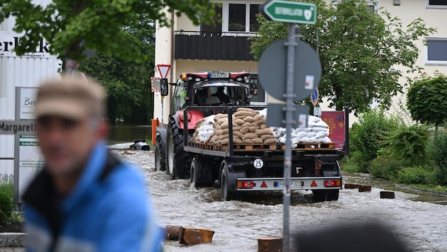 Reichertshofen kasabası sular altında kaldı. Burada tamamen çökme tehlikesiyle karşı karşıya olan bir trafo merkezi var. (Bild: AFP)