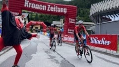 Doppelte Freude im Ziel in Bad Kleinkirchheim: Hans-Jörg Leopold (re.) radelte als Sieger ins Ziel. Hinter ihm kam Teamkollege Stefan Pöll an. (Bild: zVg)