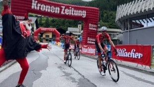 Doppelte Freude im Ziel in Bad Kleinkirchheim: Hans-Jörg Leopold (re.) radelte als Sieger ins Ziel. Hinter ihm kam Teamkollege Stefan Pöll an. (Bild: zVg)