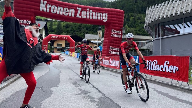 Doppelte Freude im Ziel in Bad Kleinkirchheim: Hans-Jörg Leopold (re.) radelte als Sieger ins Ziel. Hinter ihm kam Teamkollege Stefan Pöll an. (Bild: zVg)