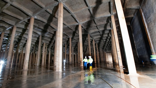 Unter dem Steinfeld zwischen Wiener Neustadt und Neunkirchen liegt einer der größten Wasserspeicher Europas. Alle vier Jahre werden die riesigen Kammern für Reinigung und Inspektion geleert. In den kommenden Jahren wird die Anlage ausgebaut. (Bild: Honorar)