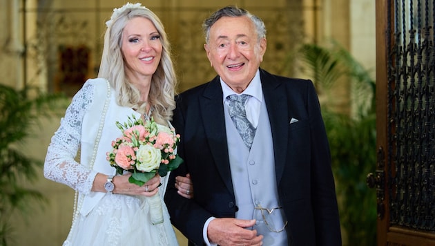 Richard Lugner is simply happy - as you can see from his wedding pictures, as he himself explains. Next to wife number 5, Cathy Lugner, he looked "like a beaten dog". (Bild: picturedesk.com/Starpix )