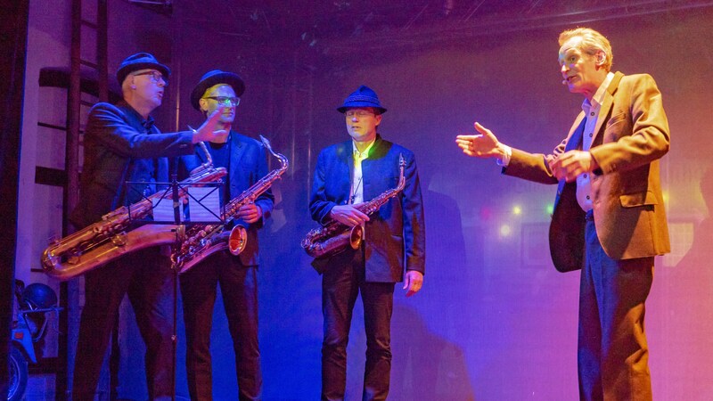 Michael Kuttnig und Mitglieder der Rat Big Band (Bild: Gernot Wührleitner)