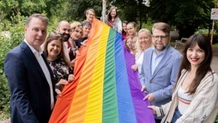 SPÖ-Chef Andreas Babler mit LR Doris Kampus, Joe Niedermayer (li.) (RosaLilaPantherInnen), ...