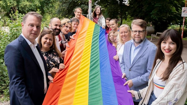 SPÖ-Chef Andreas Babler mit LR Doris Kampus, Joe Niedermayer (li.) (RosaLilaPantherInnen), ...