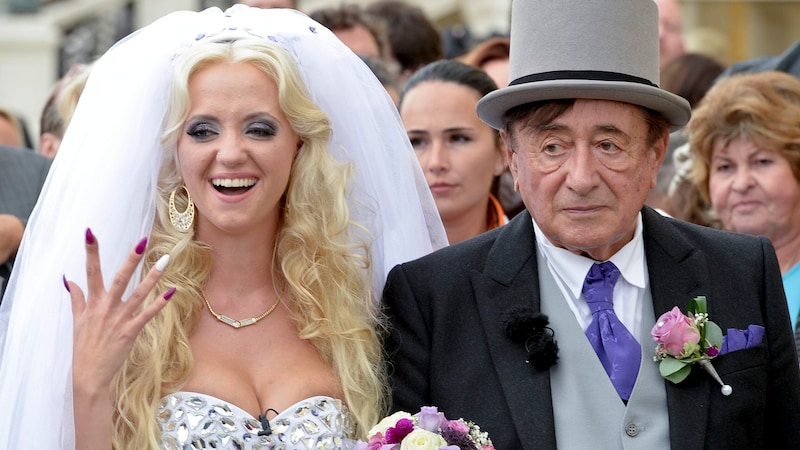 Bei dieser Hochzeit lächelte nur die Braut: 2014 heiratete Richard Lugner das Ex-Playmate Cathy Schmitz. (Bild: APA/HERBERT NEUBAUER)