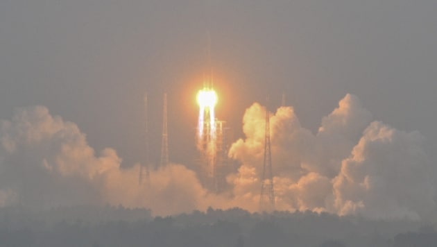Anfang Mai startete die Raumsonde „Chang‘e 6“ vom Weltraumbahnhof Wenchang aus in Richtung Mondrückseite. Jetzt soll sie dort erfolgreich gelandet sein. (Bild: AFP/Hector RETAMAL)