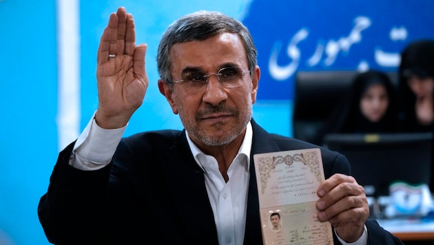Mahmoud Ahmadinejad ließ sich am Sonntag im Innenministerium von Teheran registrieren. Er will bei den Präsidentenwahlen kandidieren. (Bild: APA/AP Photo/Vahid Salemi)