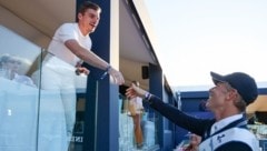 Im Vorjahr gratulierte in St-Tropez Formel 1-Superstar Max Verstappen Österreichs Springreiter ...