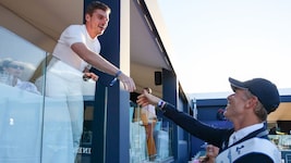 Im Vorjahr gratulierte in St-Tropez Formel 1-Superstar Max Verstappen Österreichs Springreiter ...