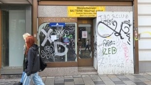 Leere Geschäfte, wie dieses auf der Mariahilfer Straße in Wien, findet man in vielen Städten in Österreich. U.a. setzen ausländische Online-Händler den heimischen Geschäften zu. (Bild: Zwefo)