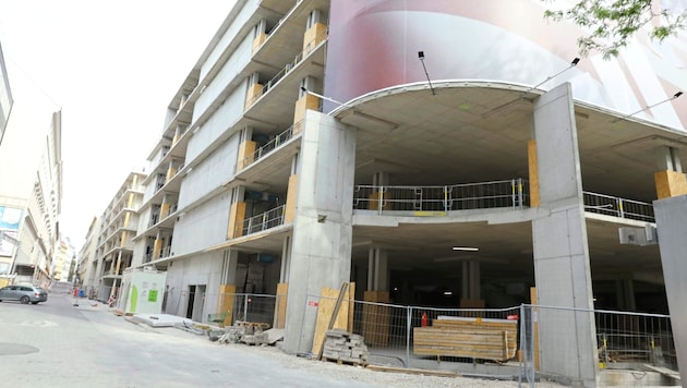 Seit fast einem halben Jahr steht die Baustelle auf der Mariahilfer Straße schon still. Je näher ein Verkauf an einen neuen Eigentümer rückt, desto intensiver wird jedoch das Hauen und Stechen im Hintergrund. (Bild: Jöchl Martin)