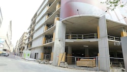 Seit fast einem halben Jahr steht die Baustelle auf der Mariahilfer Straße schon still. Je näher ein Verkauf an einen neuen Eigentümer rückt, desto intensiver wird jedoch das Hauen und Stechen im Hintergrund. (Bild: Jöchl Martin)